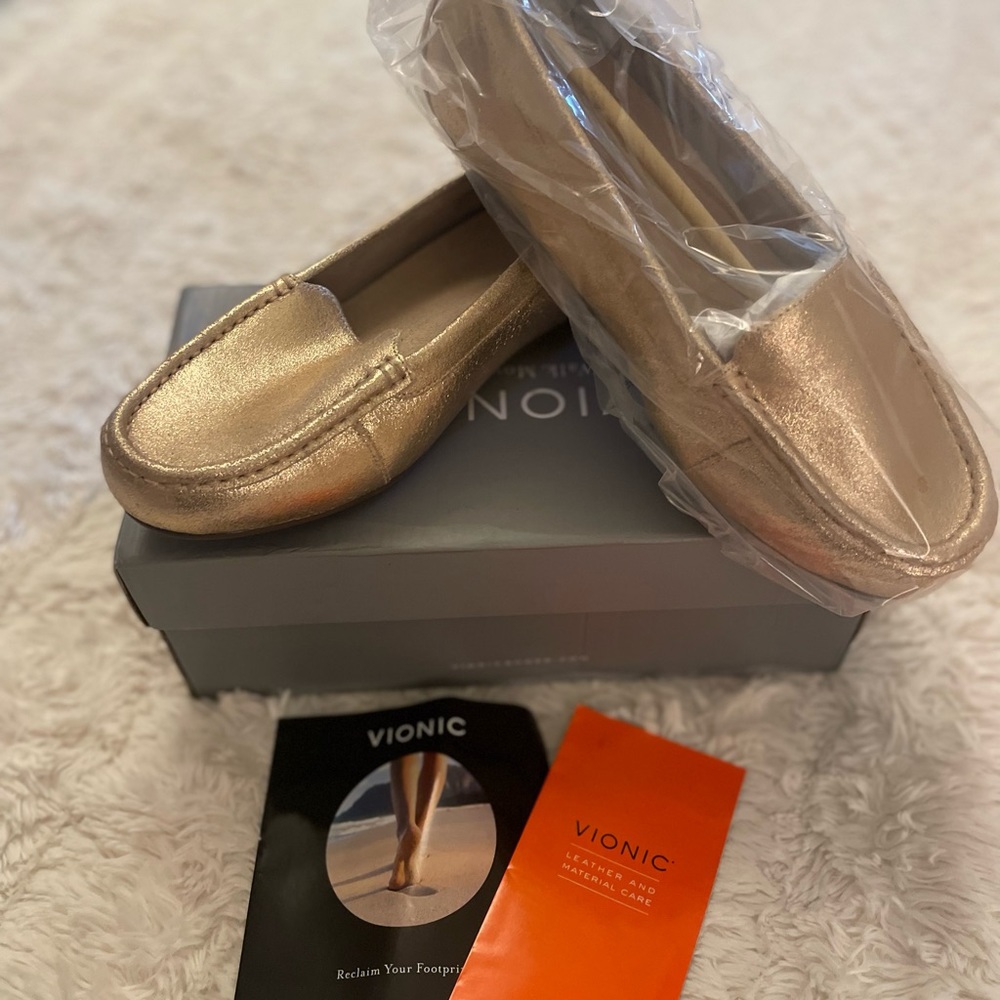 Gorgeous NEW Still In The Box Vionic Gold Loafers